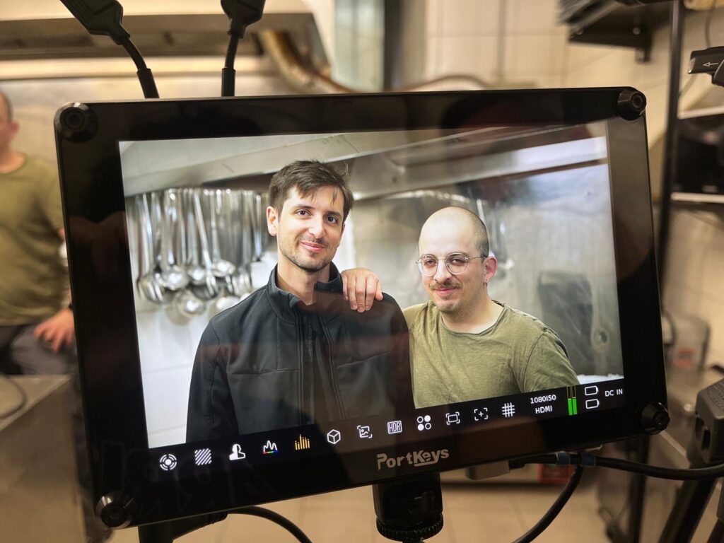 Io e Ignazio inquadrati dalla camera visti attraverso un monitor regia